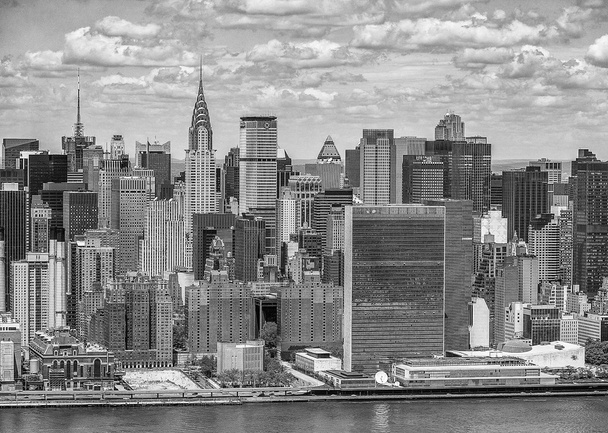 Skyline de Manhattan sous un ciel nuageux, New York, États-Unis
 - Photo, image