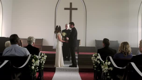 Kazatel hovoří na nevěstu a ženicha v kapli - Záběry, video