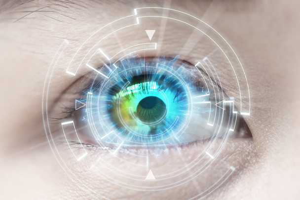 Lähikuva naisen sinisestä silmästä. Huipputeknologia, piilolinssi, c
 - Valokuva, kuva