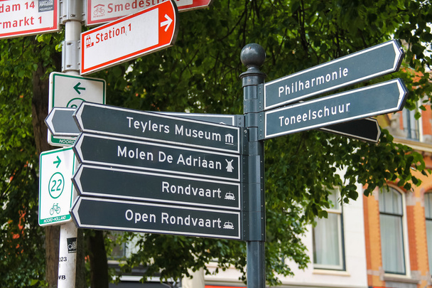 Señalización turística en la encrucijada del centro de Haarlem, el
 - Foto, imagen