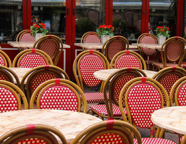 赤と白の籐の椅子と小さなテーブル屋外カフェで - 写真・画像