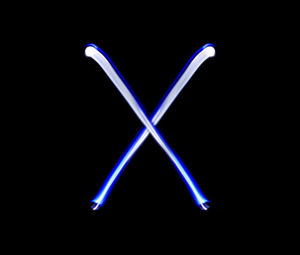 X alphabet rayons X écriture à la main lumière bleue sur fond noir
. - Photo, image