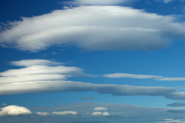 Witte wolken in blauwe lucht - Foto, afbeelding
