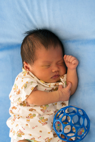 Újszülött baba alszik a kék szőrzet szövet ágy. - Fotó, kép