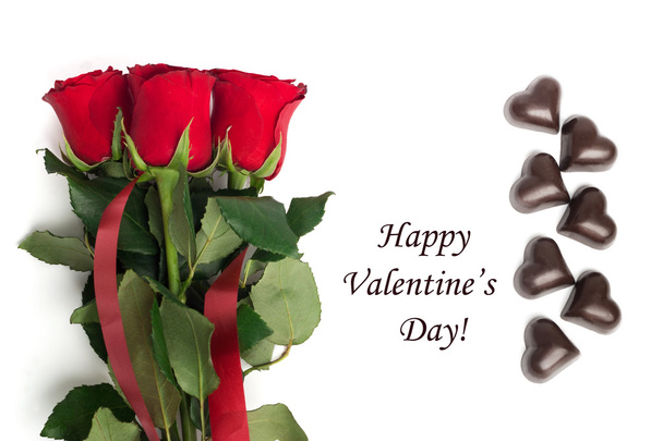 Etiqueta Feliz Día de San Valentín con boquet de rosas rojas y caramelos
 - Foto, imagen