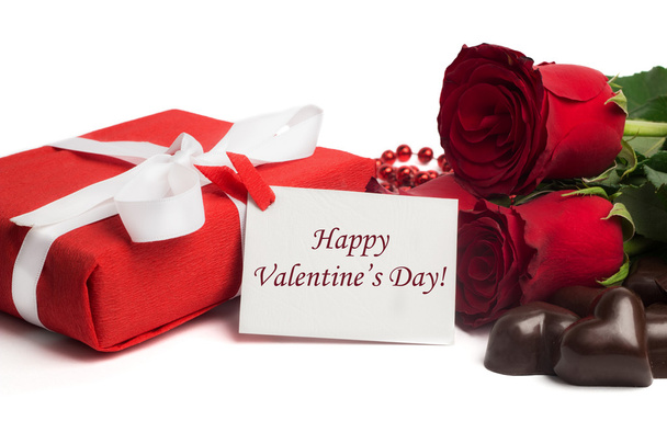 Boldog Valentin-napot, piros jelen doboz és fehér szalaggal tag - Fotó, kép