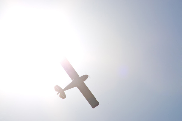 Vliegtuig silhouet met een zon - Foto, afbeelding