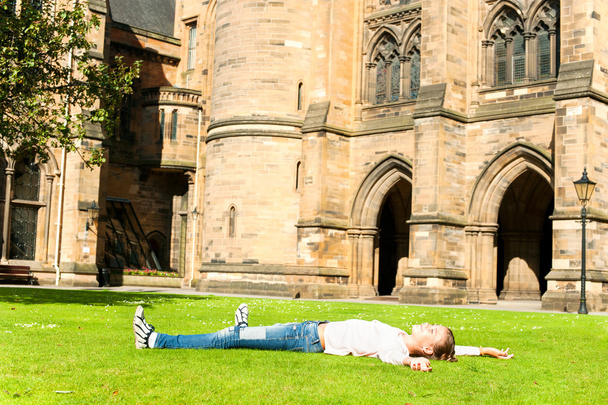 Neşeli kız Glasgow Üniversitesi GA çim üzerinde yalan - Fotoğraf, Görsel