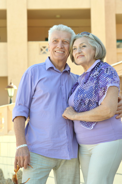 Starší pár nedaleko hotelu resort - Fotografie, Obrázek