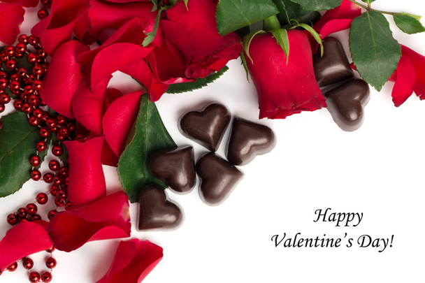 Label Happy Valentijnsdag met rode rozenblaadjes, rode rozen - Foto, afbeelding