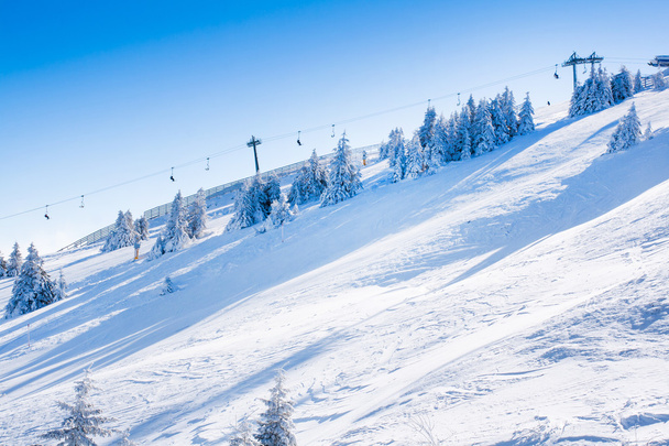 A lejtők ski resort Kopaonik, Szerbia, hó fák, kék ég, élénk panoráma - Fotó, kép