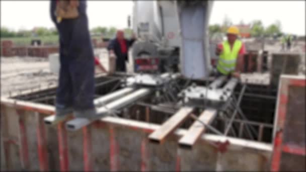 Visión borrosa sobre el equipo de trabajadores de la construcción están preparando el sitio para el hormigón
. - Metraje, vídeo