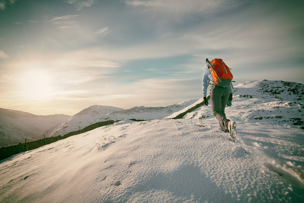 Hóval borított hegyek gyalogos természetjáró - Fotó, kép