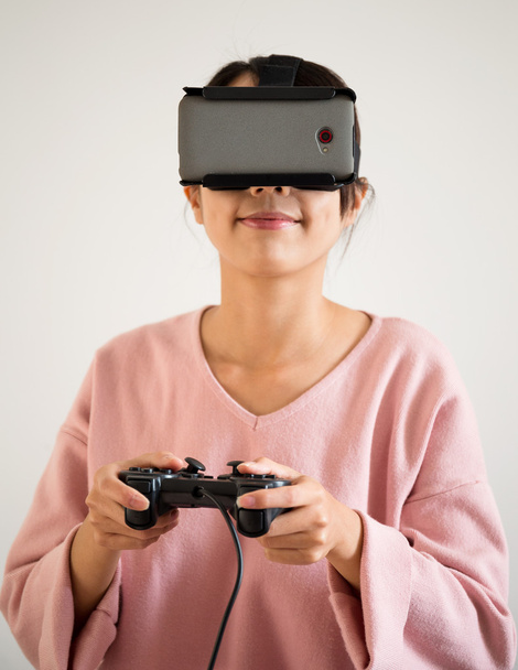 Femme avec dispositif de réalité virtuelle
 - Photo, image
