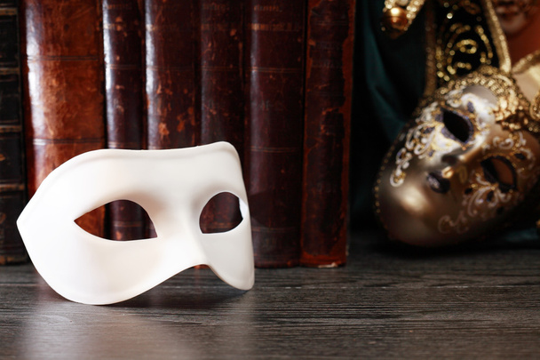 masker en boeken - Foto, afbeelding