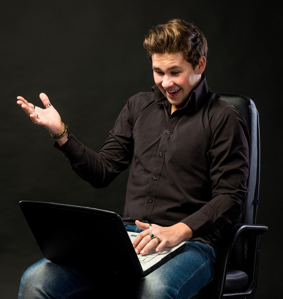 joven hombre guapo que trabaja con el ordenador portátil
  - Foto, imagen
