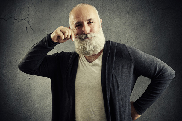 homem idoso girando seu bigode
 - Foto, Imagem