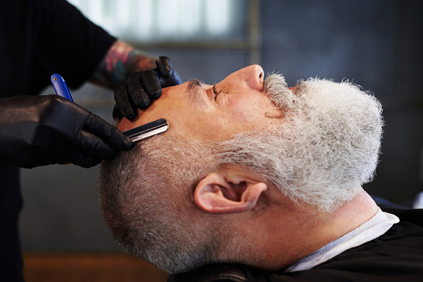 ritratto dell'anziano barbuto in barbiere
 - Foto, immagini