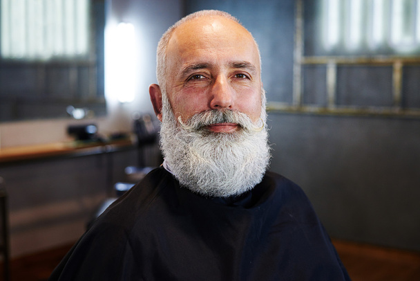 smiley barbu senior homme dans le salon de coiffure
 - Photo, image