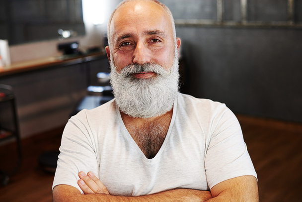 Senior férfi szakáll- és bajuszfésű - Fotó, kép