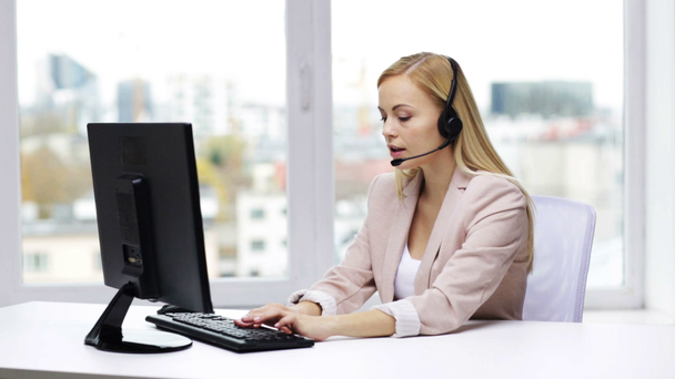 businesswoman with computer and headset talking - Footage, Video