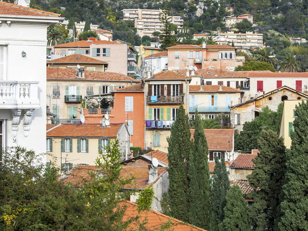 VILLEFRANCHE-SUR-MER, FRANCE, on JANUARY 8, 2016. Houses on a mountain slope. Architectural details. - Фото, зображення
