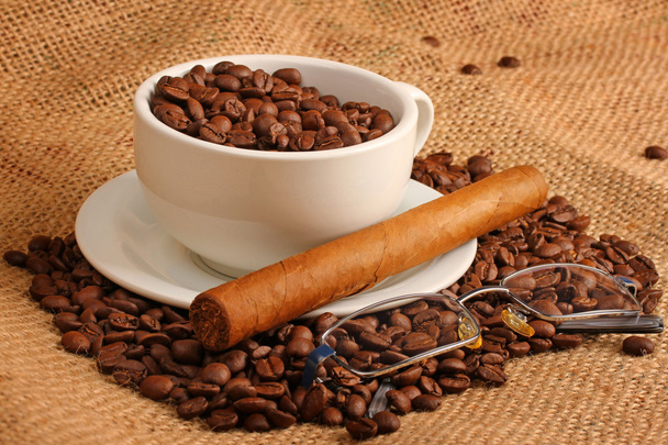 koffiebonen en sigaar - Foto, afbeelding