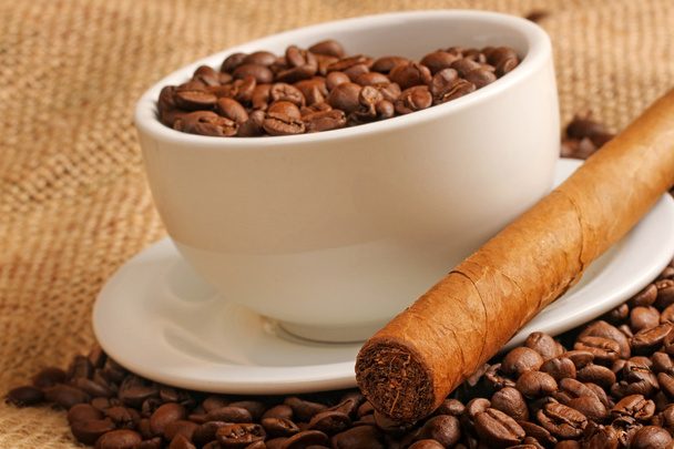 Kaffeebohnen und Zigarre - Foto, Bild