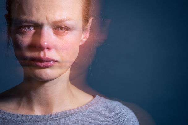 Jonge vrouw die lijdt aan ernstige depressie / angst / verdriet - Foto, afbeelding