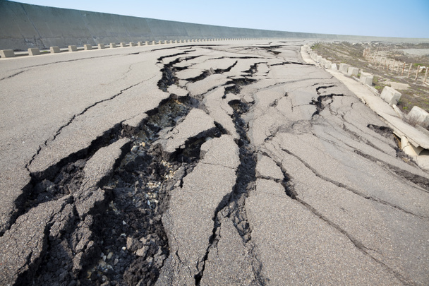 Camino agrietado después del terremoto
 - Foto, imagen