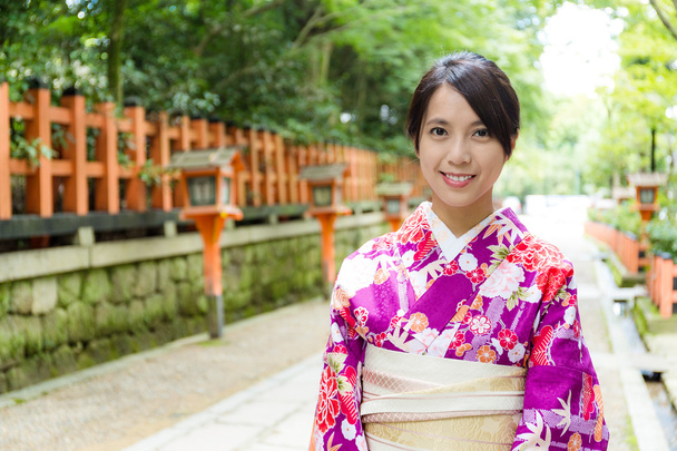 asiatische junge Frau trägt Kimono - Foto, Bild