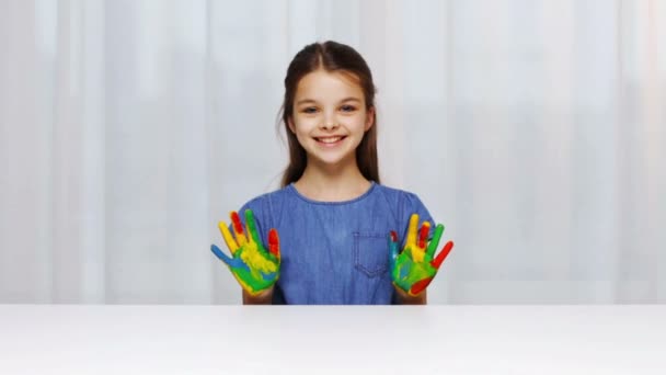 smiling girl showing painted hands - Séquence, vidéo