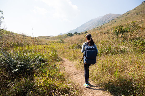 genç kadın dağlarda hiking gider - Fotoğraf, Görsel
