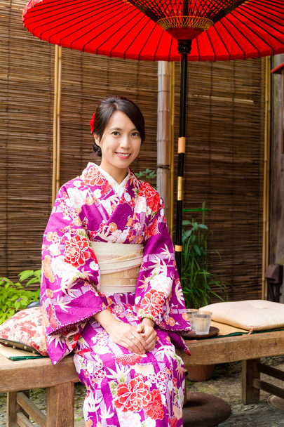 Asiática joven mujer usando kimono
 - Foto, imagen