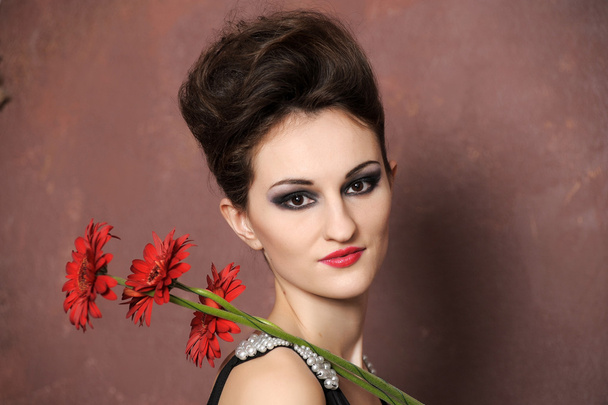 Attractive woman with red flowers - Foto, immagini