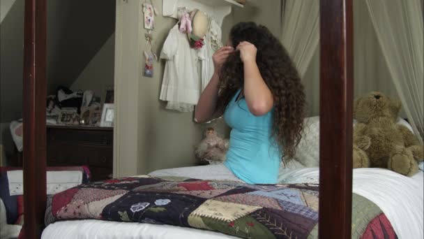 girl putting a barrette into her hair. - Video, Çekim