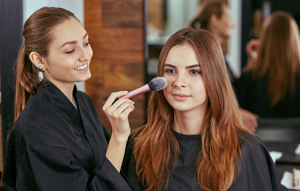 young, beautiful girl put on make-up in a beauty salon - Fotoğraf, Görsel