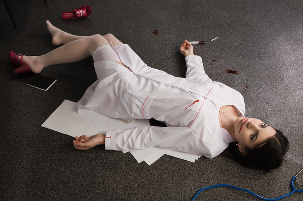 Enfermeira deitada no chão
 - Foto, Imagem