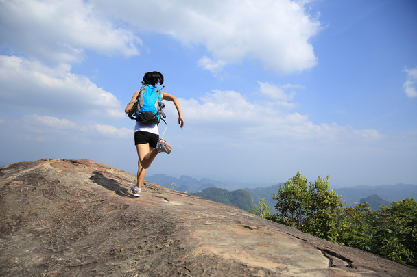 woman hiker running on mountain - Foto, imagen