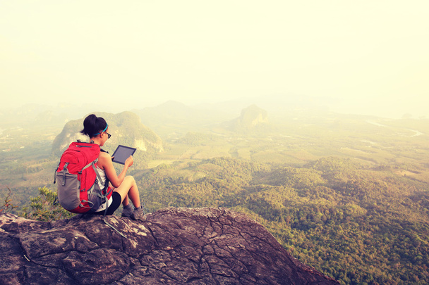 donna escursionista utilizzare tablet digitale
 - Foto, immagini