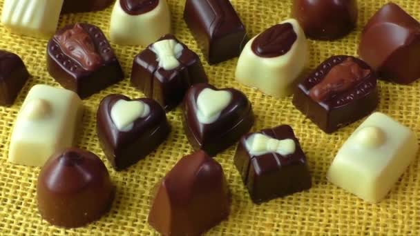 Sortiment tmavé, bílé a mléčné čokolády - Záběry, video