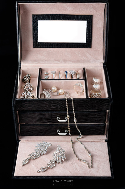 Κιβώτιο κοσμήματος με λευκό χρυσό και ασημένια δαχτυλίδια, σκουλαρίκια και μενταγιόν με μαργαριτάρια. Συλλογή κοσμημάτων πολυτελείας. - Φωτογραφία, εικόνα