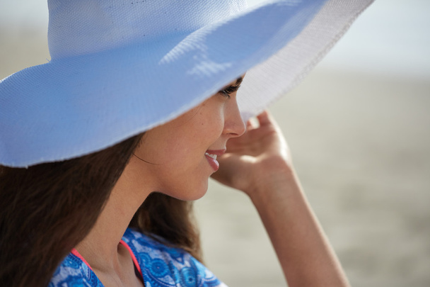 Close-up Of Beautiful Young Woman At Beach - Foto, Imagen
