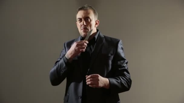 male gangster in a business suit with a knife. hold the blade to the neck - Záběry, video