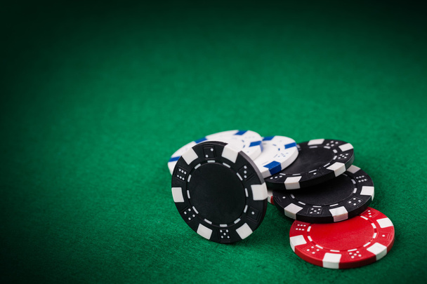 Фішки казино на зеленому столі
 - Фото, зображення