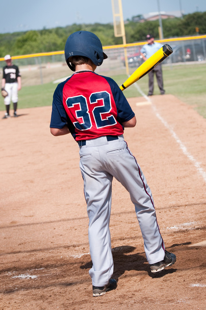 Αμερικανικό μπέιζμπολ αγόρι ετοιμάζεται να ρόπαλο - Φωτογραφία, εικόνα