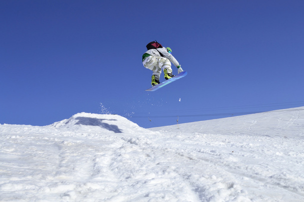 ジャンプのスノーボーダー - 写真・画像