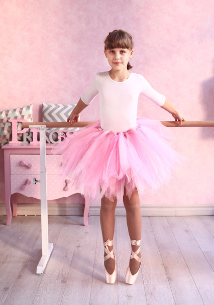 preteen menina loira na aula de ballet
  - Foto, Imagem