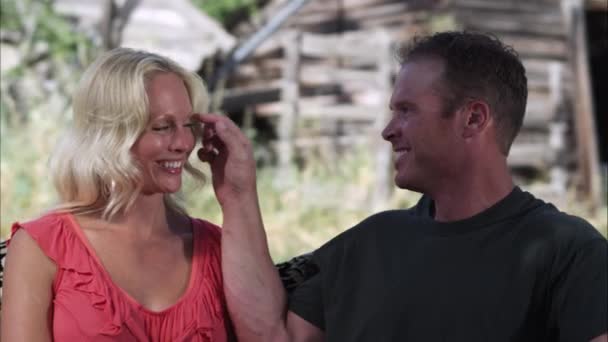 Hidas seuranta laukaus pari hymyilee ja koskettaa ollessaan ulkona maatilalla
 - Materiaali, video