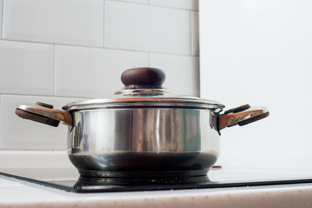 Κατσαρόλες και τηγάνια μαγείρεμα στη σόμπα - Φωτογραφία, εικόνα